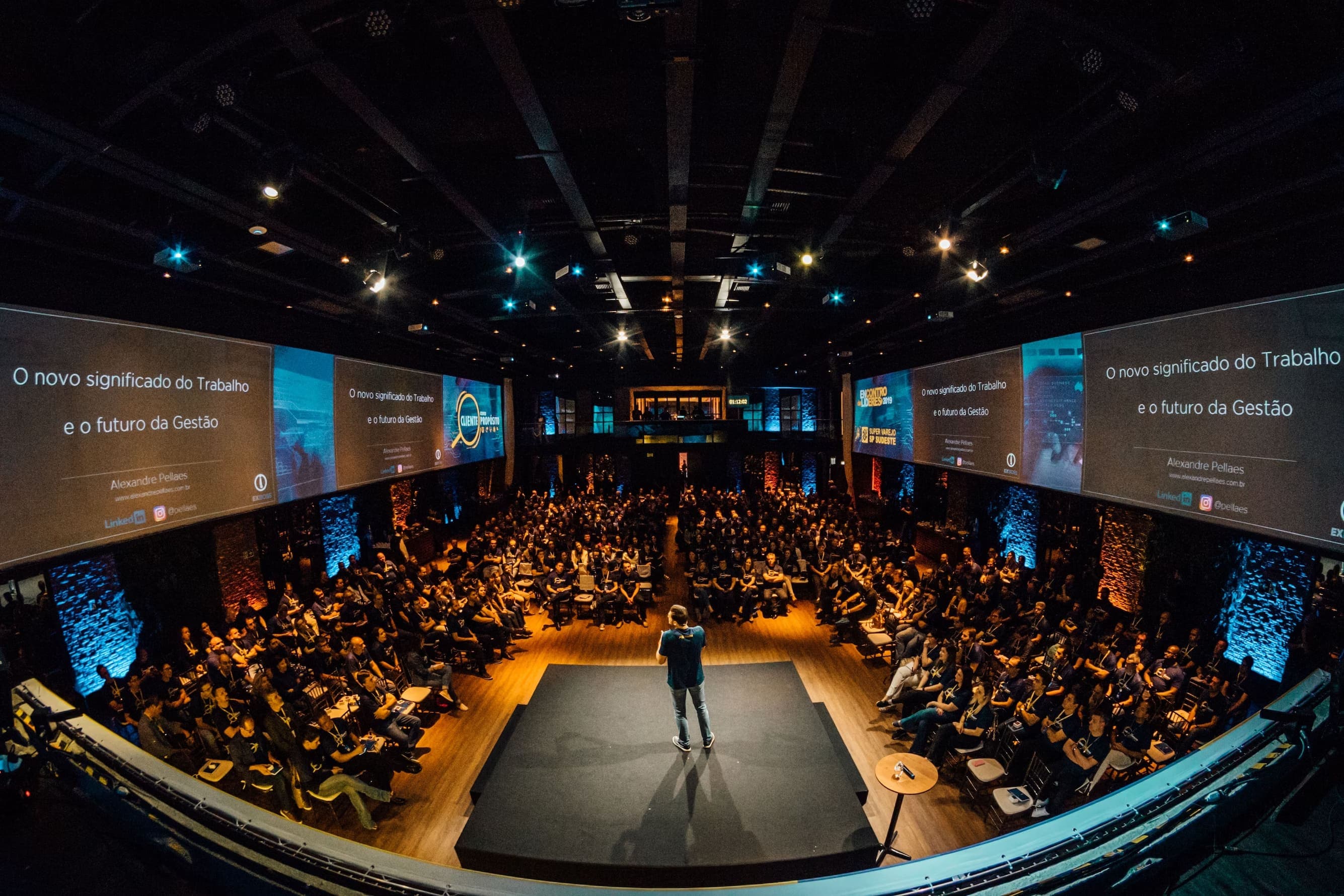Auditório cheio durante uma palestra em um congresso