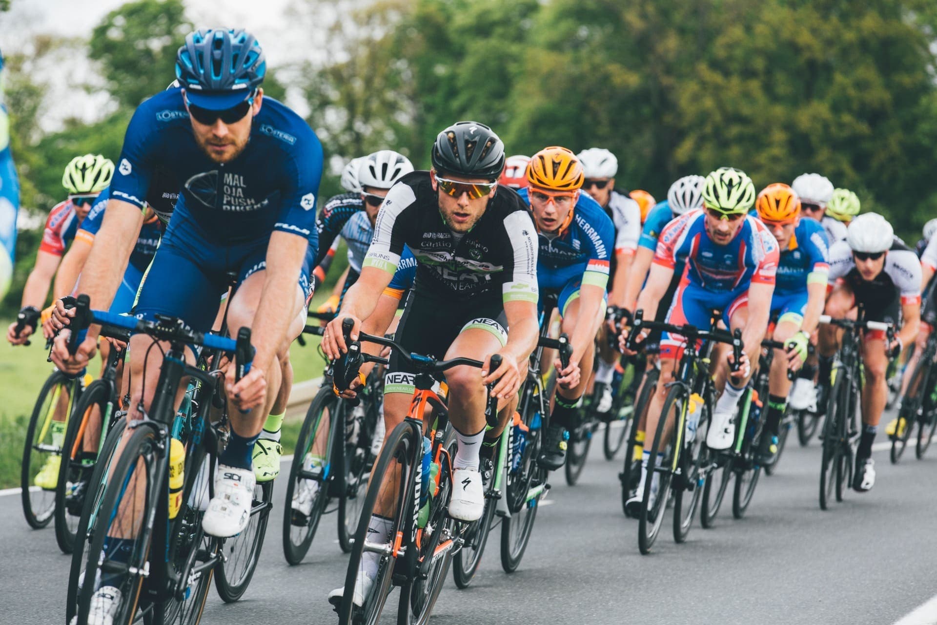 Pelotão de ciclistas durante um grande evento esportivo
